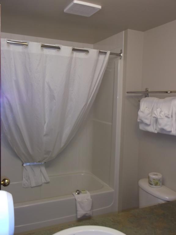 Foxwood Inn And Suites Fox Creek Rom bilde