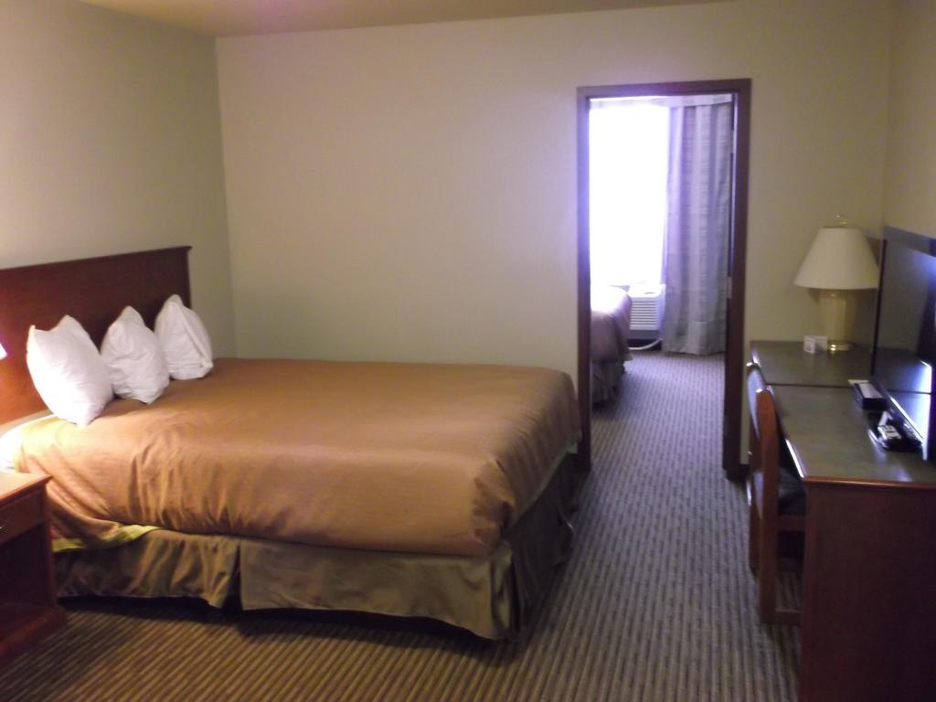 Foxwood Inn And Suites Fox Creek Rom bilde
