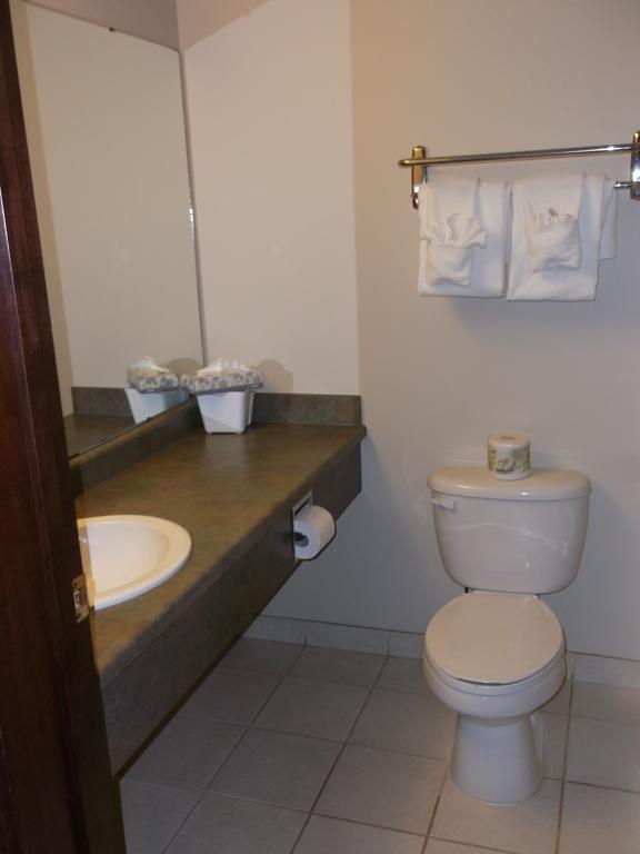 Foxwood Inn And Suites Fox Creek Rom bilde