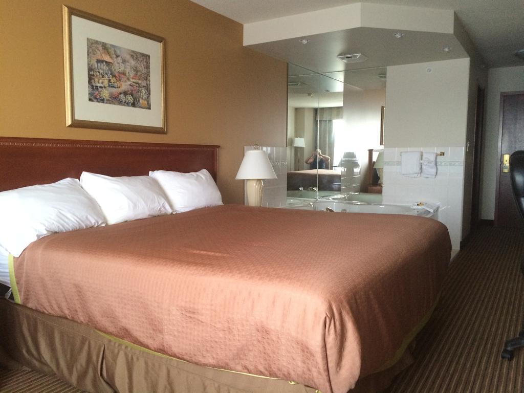 Foxwood Inn And Suites Fox Creek Rom bilde