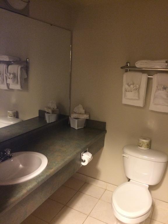 Foxwood Inn And Suites Fox Creek Rom bilde