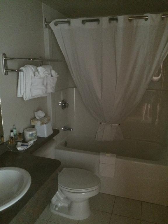 Foxwood Inn And Suites Fox Creek Rom bilde