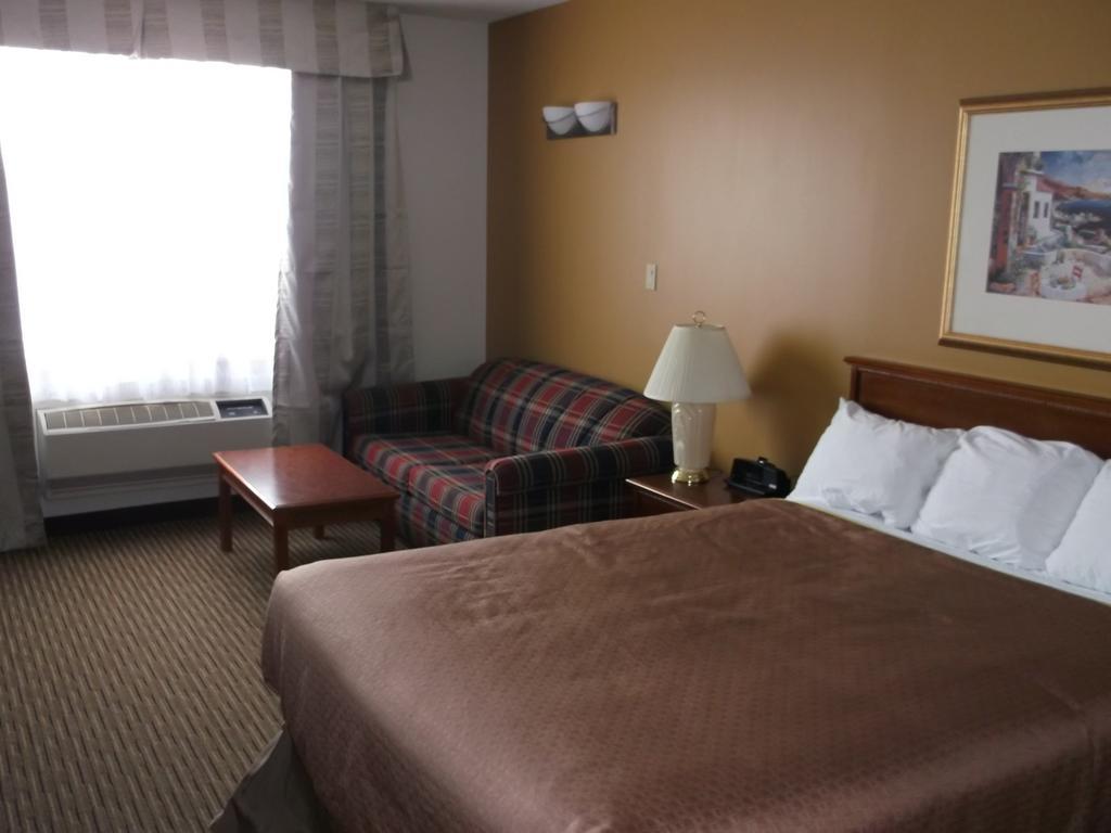Foxwood Inn And Suites Fox Creek Rom bilde