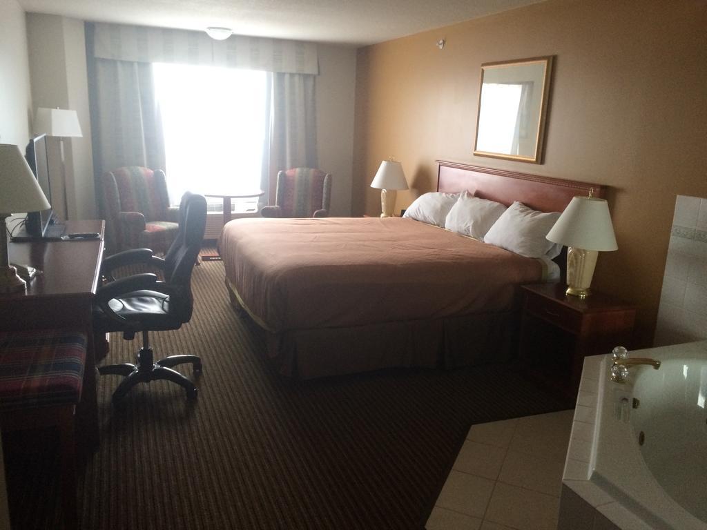 Foxwood Inn And Suites Fox Creek Rom bilde