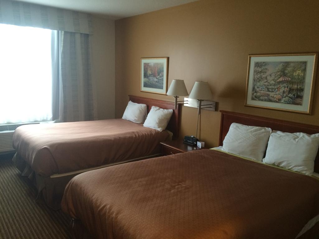 Foxwood Inn And Suites Fox Creek Rom bilde