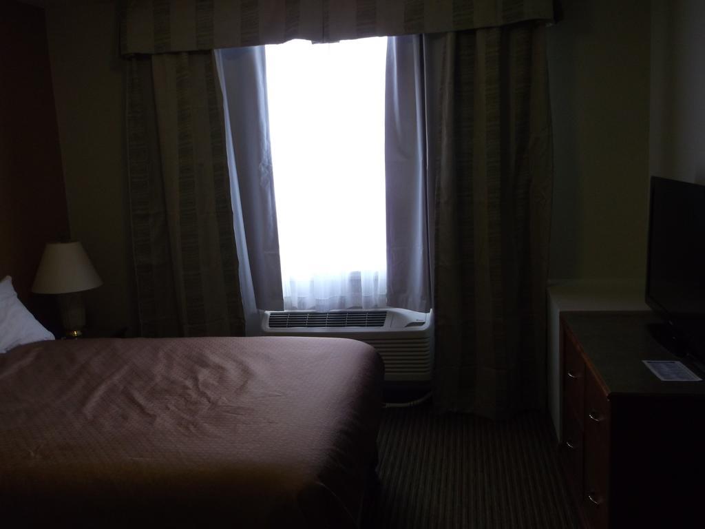 Foxwood Inn And Suites Fox Creek Rom bilde