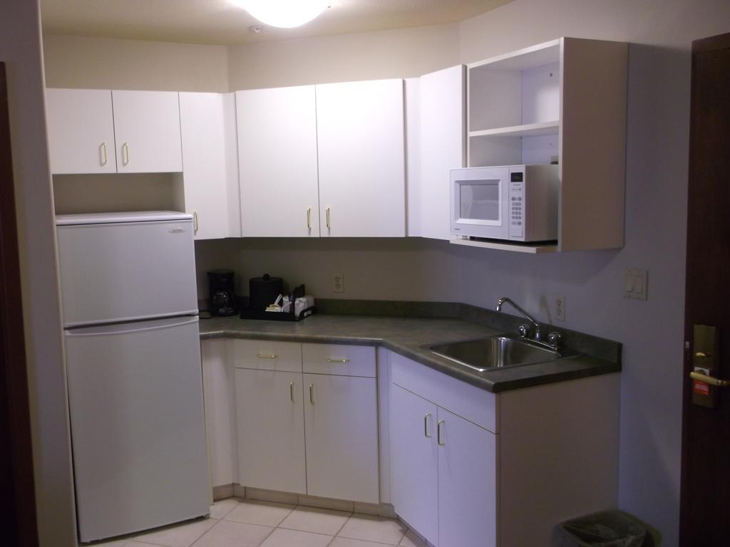 Foxwood Inn And Suites Fox Creek Rom bilde