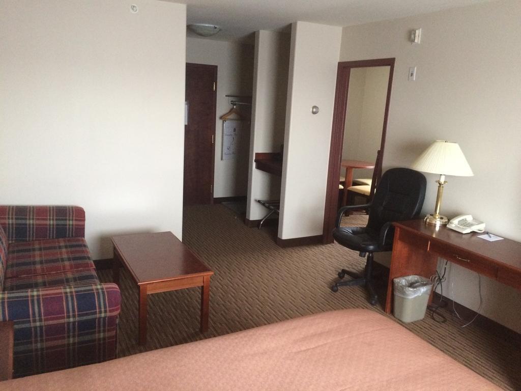 Foxwood Inn And Suites Fox Creek Rom bilde