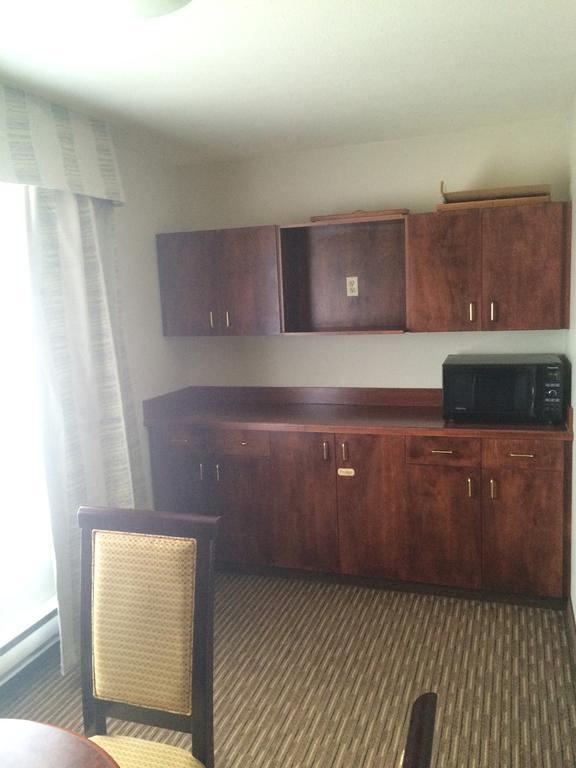 Foxwood Inn And Suites Fox Creek Rom bilde