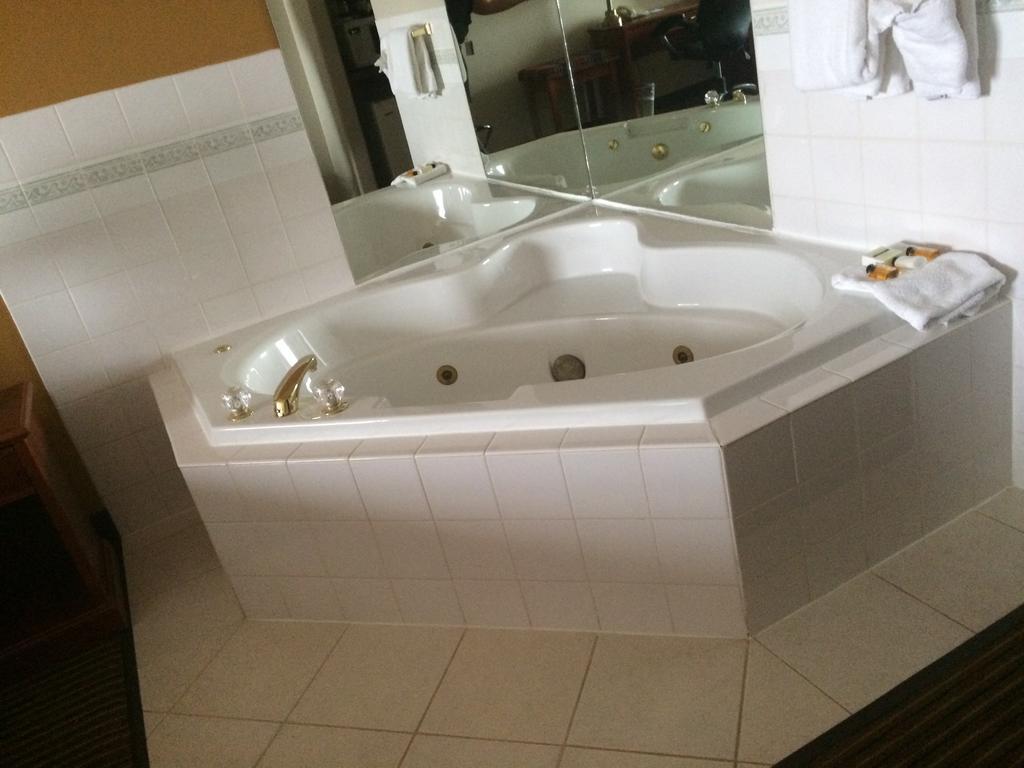 Foxwood Inn And Suites Fox Creek Rom bilde