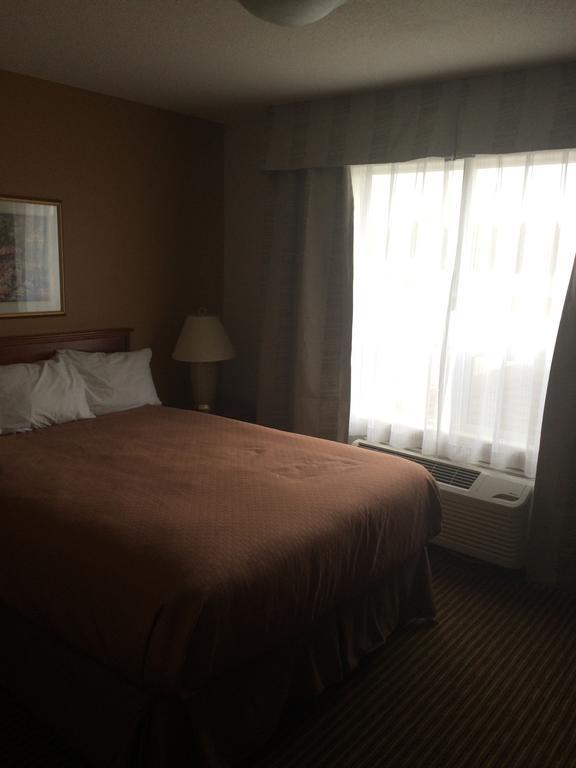 Foxwood Inn And Suites Fox Creek Rom bilde
