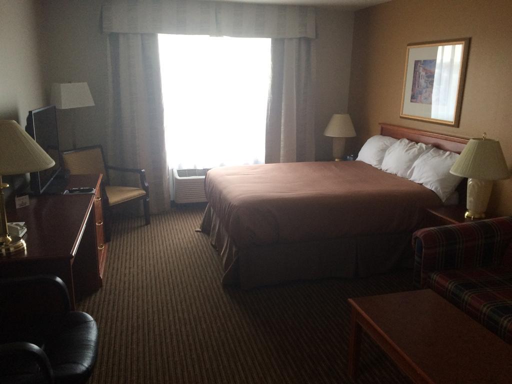 Foxwood Inn And Suites Fox Creek Rom bilde