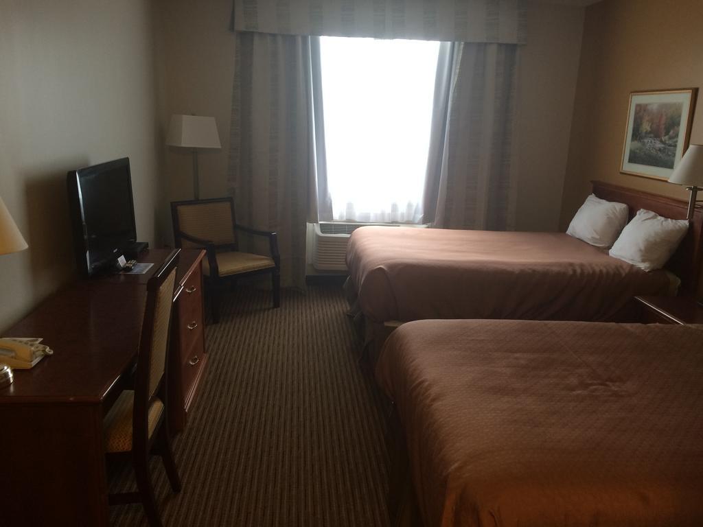 Foxwood Inn And Suites Fox Creek Rom bilde